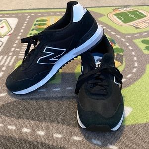 Size 8 Women’s New Balance 515 sneakers